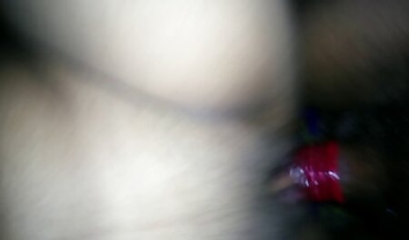 La sub porno español sexy adolescente Vanessa Cage juega con su apretado coño mojado